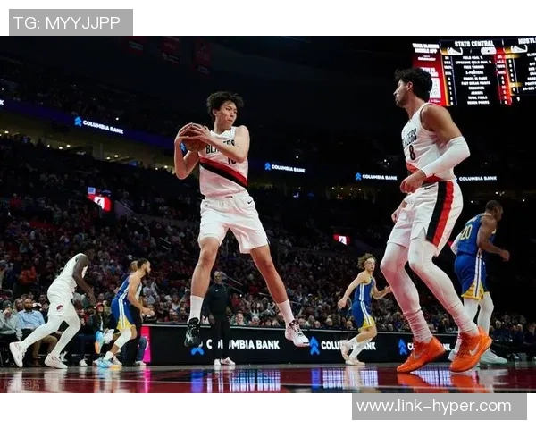 勇士与开拓者2017年季后赛首战精彩回顾与赛况分析